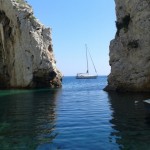 Onze boot voor de smalste cove van de Med, op het eialdn Vis, Kroatië