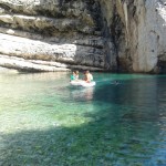 Met onze dinghy in de cove op Vis, Kroaitë