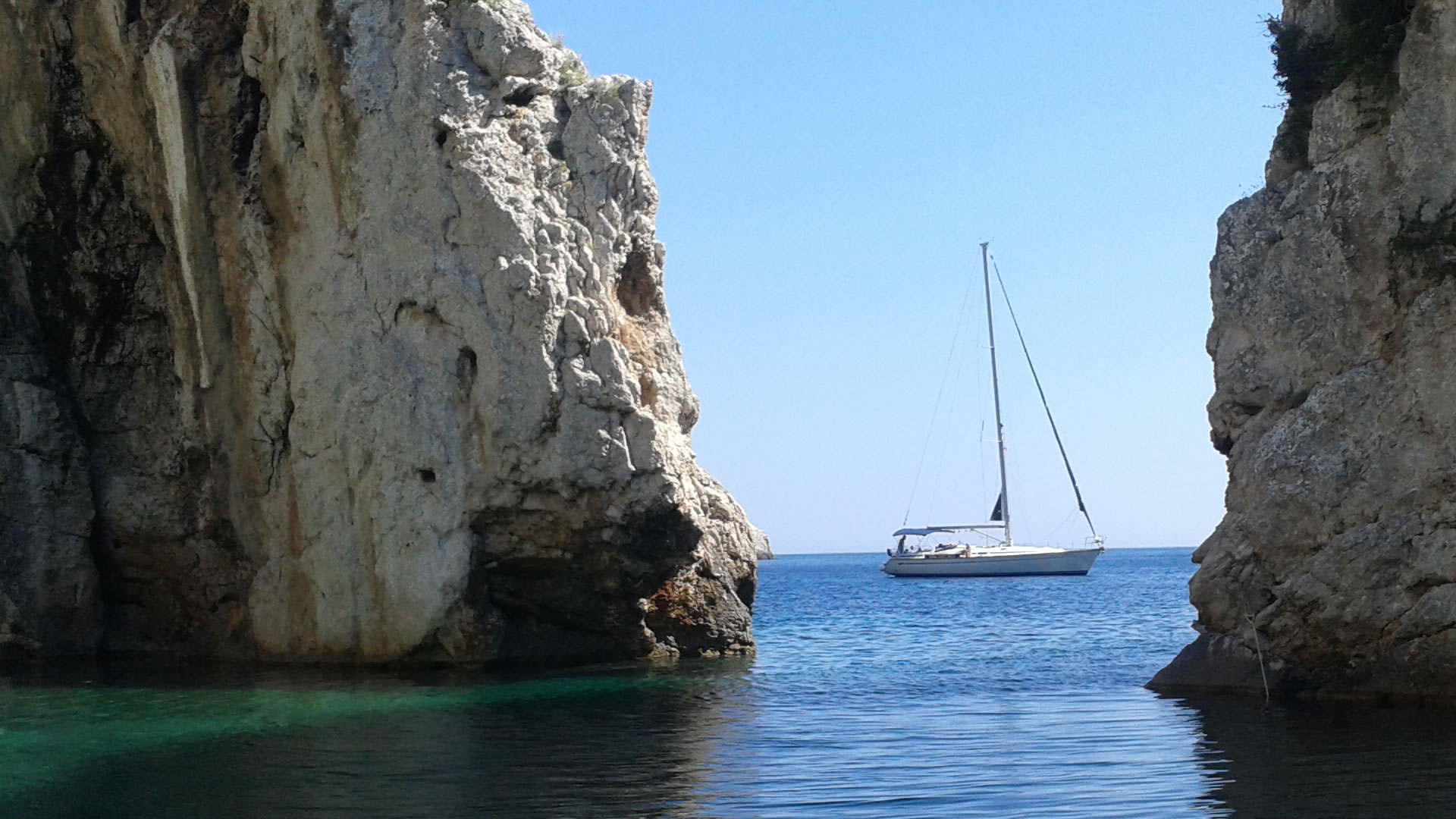 In Kroatië, bij het eiland Vis, een mini-strandje war je enkel door dit smalle stuk geraakt met je bijbootje.